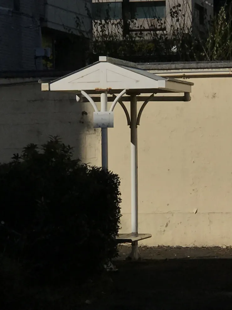 造型優美，附座椅的三角亭吸菸區（2021年。筆者友人提供）