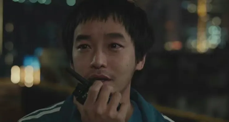 「你就得多想點讓自己高興的事，你總琢磨著再來一瓶你累不累得慌啊？就像你之前那樣，撒歡地活著不是挺好嗎？想哭就哭，想笑就笑，你要是鬱悶了你就喊一喊：加油！奧利給！」兩人在接收外星人訊號時的隔空喊話，極為觸動人心。