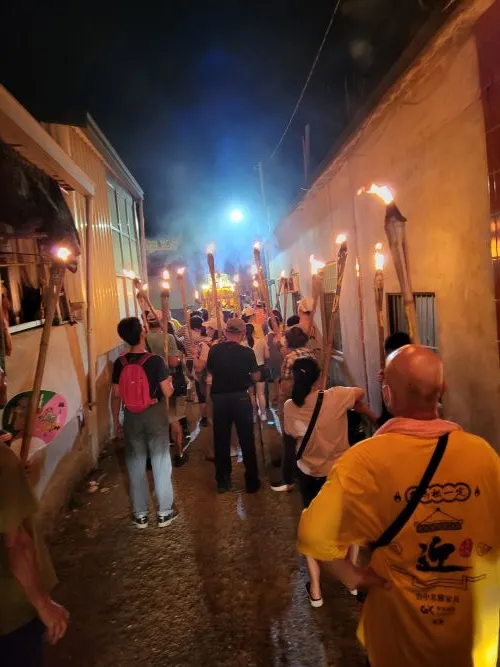 走進小巷，很像什麼抗議現場之類的