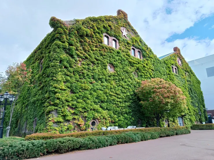 爬滿綠意的札幌工廠