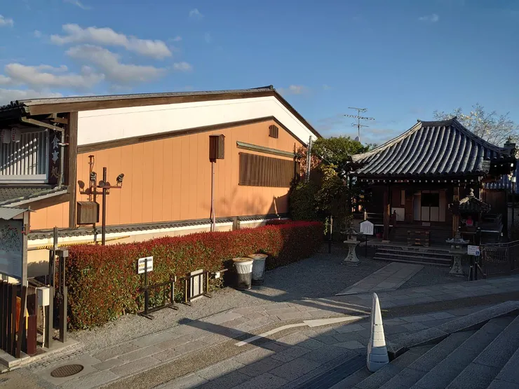 京都東山「靈山觀音」入口旁於2025.3.31拍攝