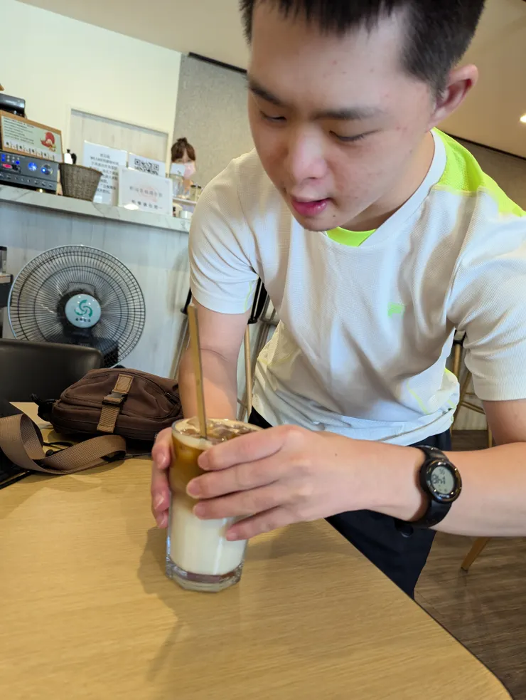 認真工作的員工