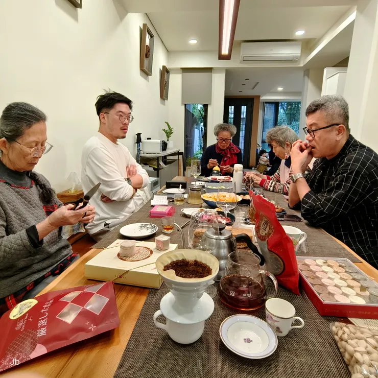 【十幾年來愉悦相伴無數閒逸晨午！2025/2/1，大年初4，姻親來訪，手持葡萄的少女咖啡杯最後留影。】