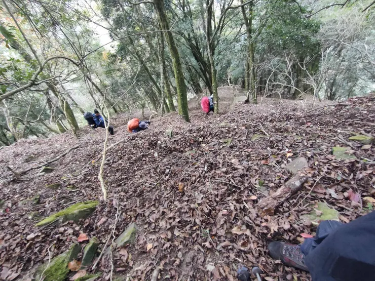 誤闖陡坡的我們，在鬆散的沙土上找尋著腳點，下方的平緩處便是救贖般的安全處。