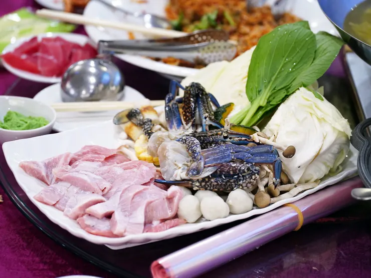 藍鑽蟹松阪豬酸白菜鍋