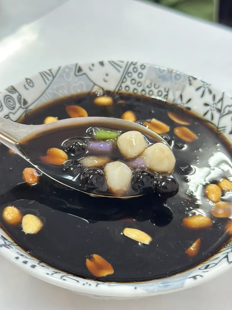 冬天來碗熱熱的燒仙草最棒了