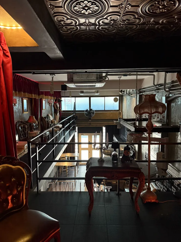 咖啡廳藏身在酒吧二樓 花了點時間才找到