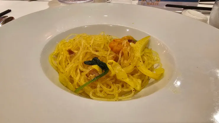 這是在歌詩達郵輪莎倫娜號上吃到的新加坡炒麵!開心!