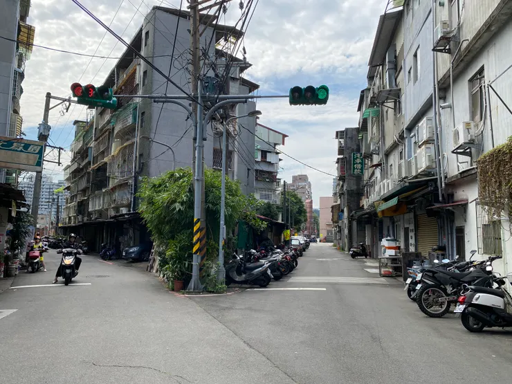 左邊景隆街為昔日輕便車的線路、右邊景隆街一巷為昔日的瑠公圳