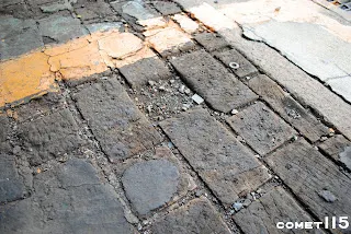 工場地板鋪設木磚用來吸震吸油，但因為近年淹水讓部分木磚隨積水差點漂出園區外，成為未來修復時需要補救的課題