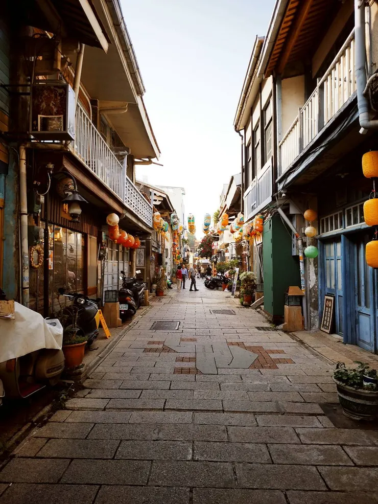 街道隱約想像得出當年繁華的光景...