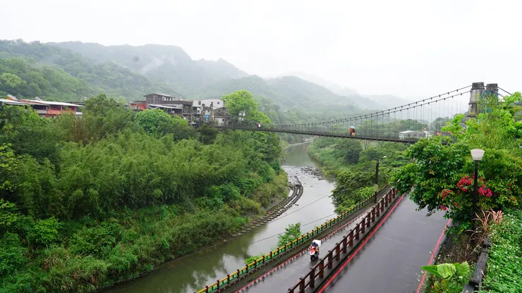 從舊橋墩望向靜安吊橋