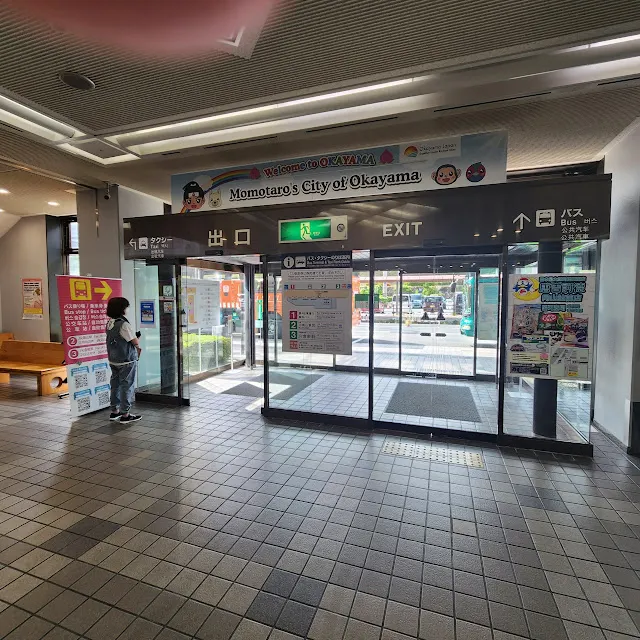 右手邊出去往左轉便是機場大巴的位置