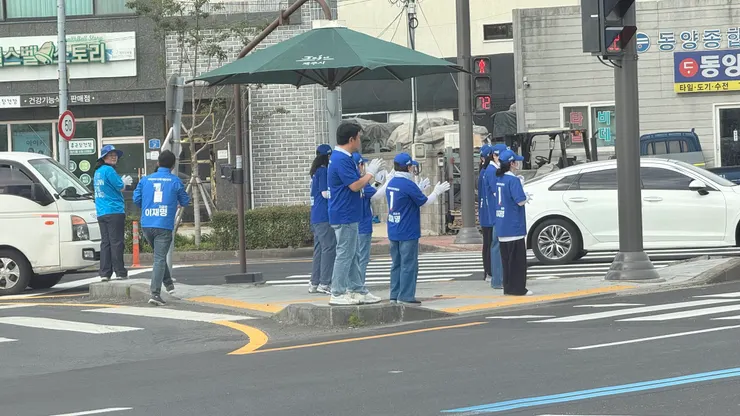 韓國總統大選助選員路口拜票