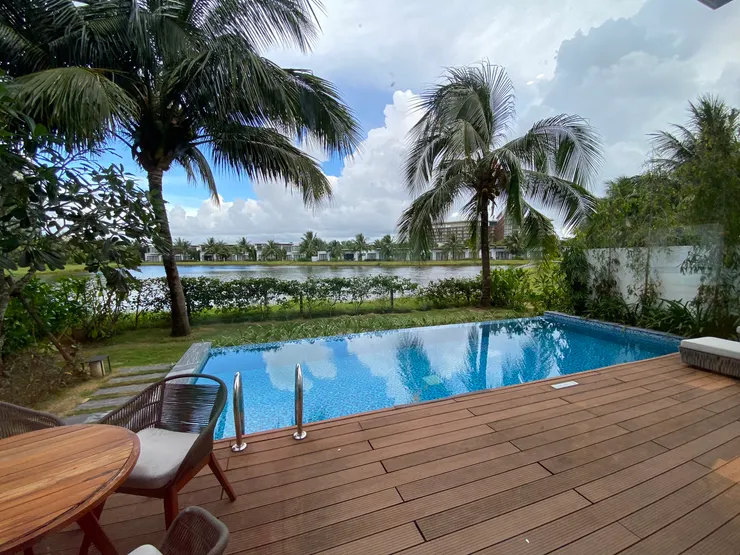 一樓外的獨立小泳池