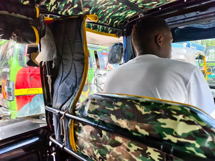  Tuk Tuk 在繁忙的市區是很便利的交通工具。我們搭到一輛很新很乾淨的 Tuk Tuk，開車的年輕人雖不苟言笑（也許看到外國人有點緊張），但很有禮貌，技術也很高超。