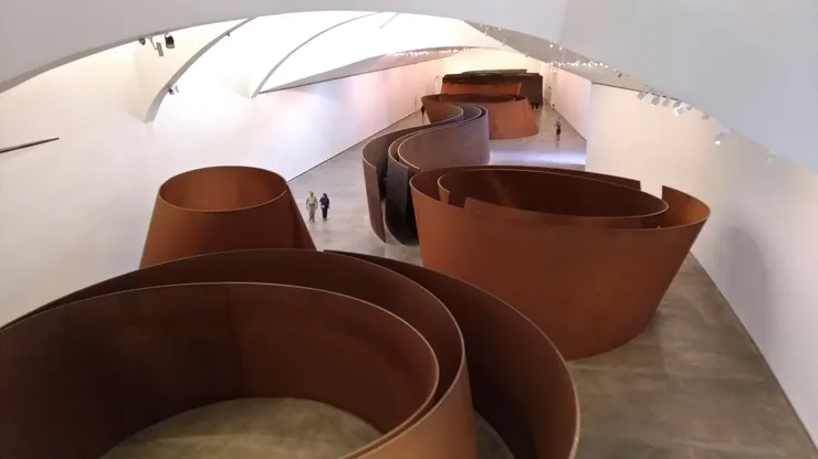 這個展間的唯一作品就是8件組合而成的《蛇》