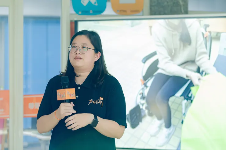 金門輔具中心主任林盟錡介紹輔具服務。