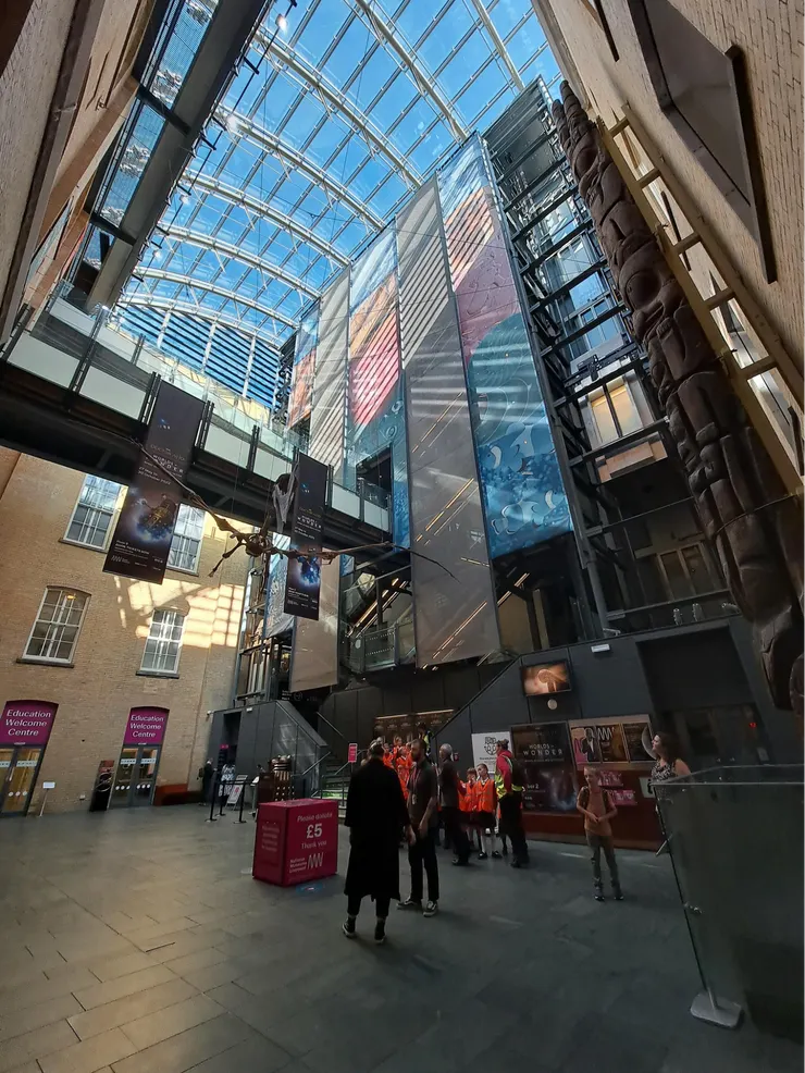 世界博物館與一部分的橘色小蘿蔔頭