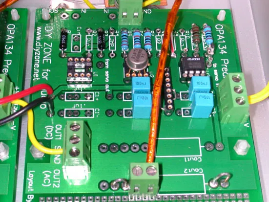 實體照片一，那兩顆黑色的 Holco 電阻，是之前裝 DC-Servo 用的，因為懶得拆，所以就留在那兒