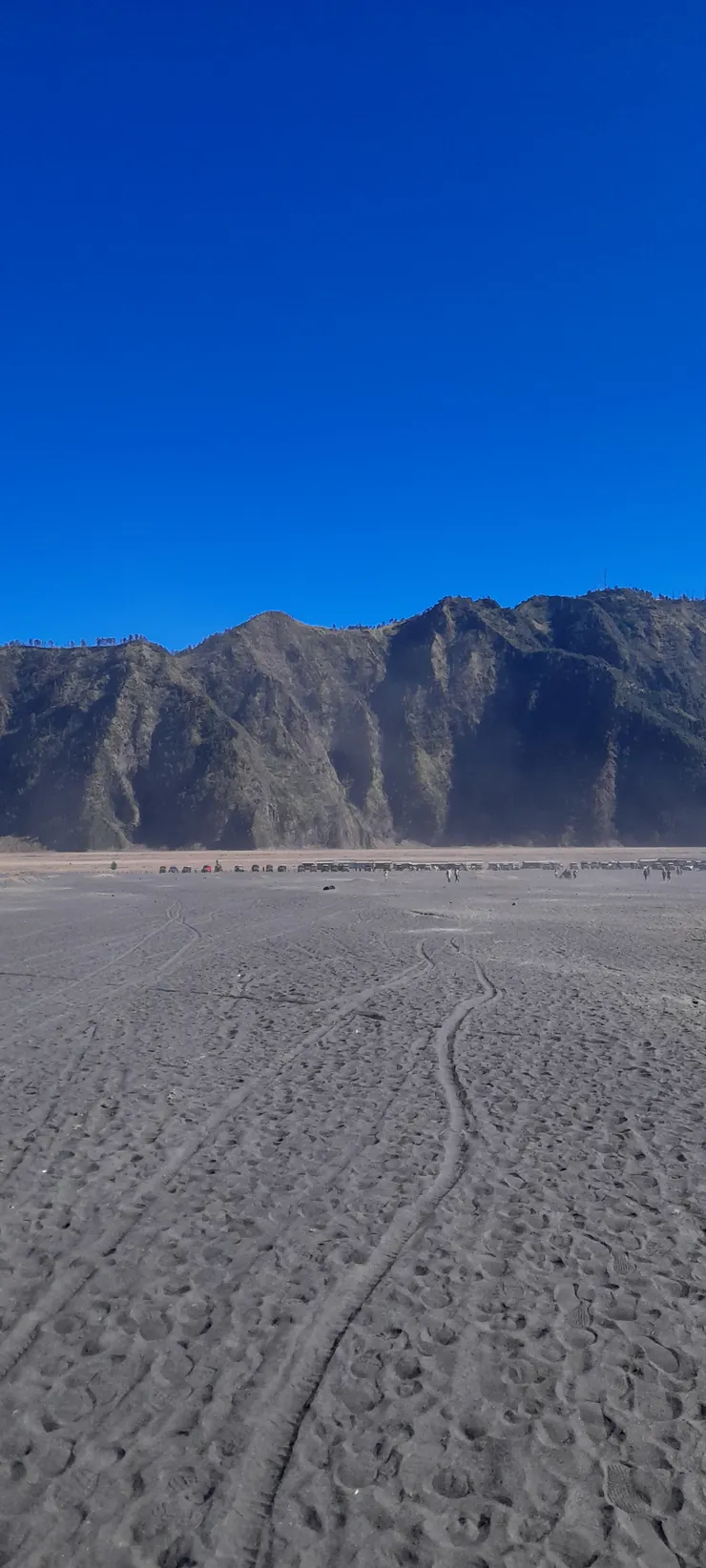 沙地的盡頭是我們的吉普車