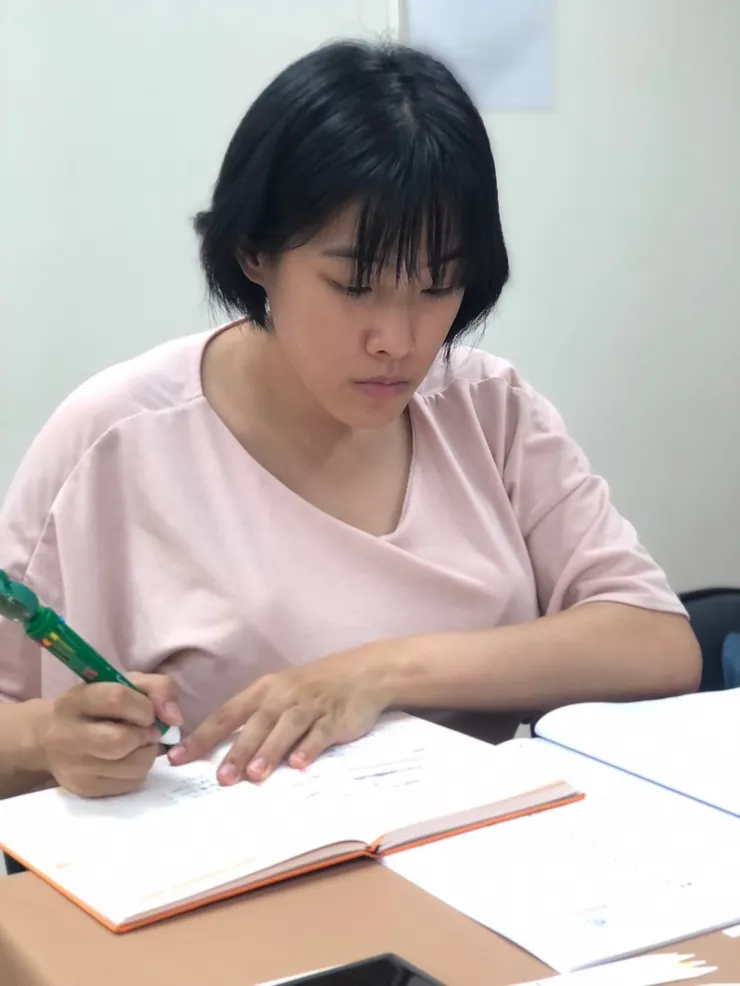 一邊用擠奶器,一邊研究調香的我