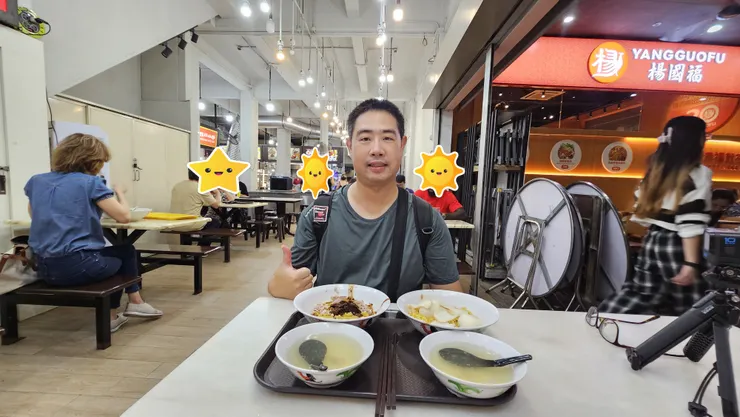 我桌上是新加坡的著名小吃肉脞麵和魚圓麵!