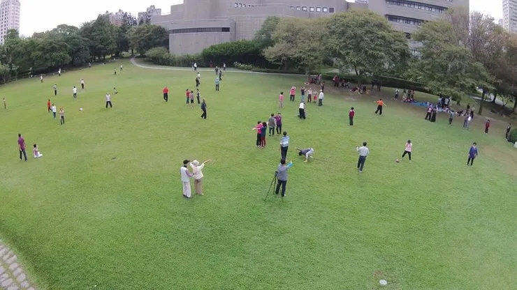 台中科博館練自發功的人們 | 網路圖片