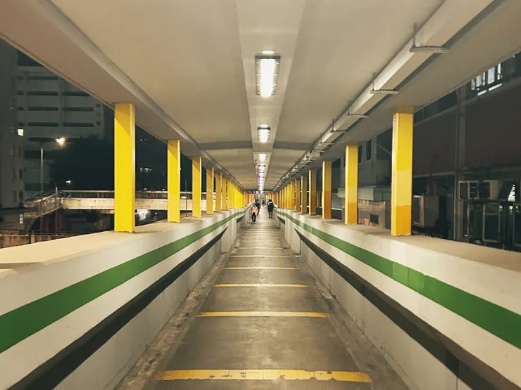 通往地铁的狭长天桥