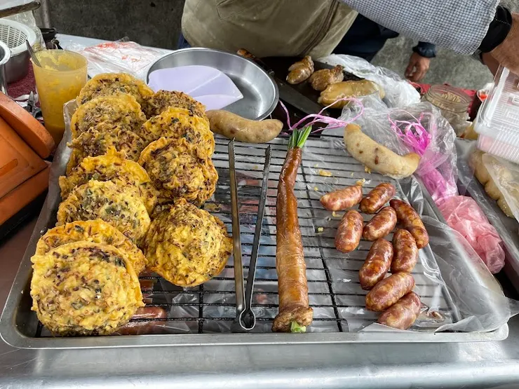 美味的蚵爹、香腸（圖片截圖於網路）