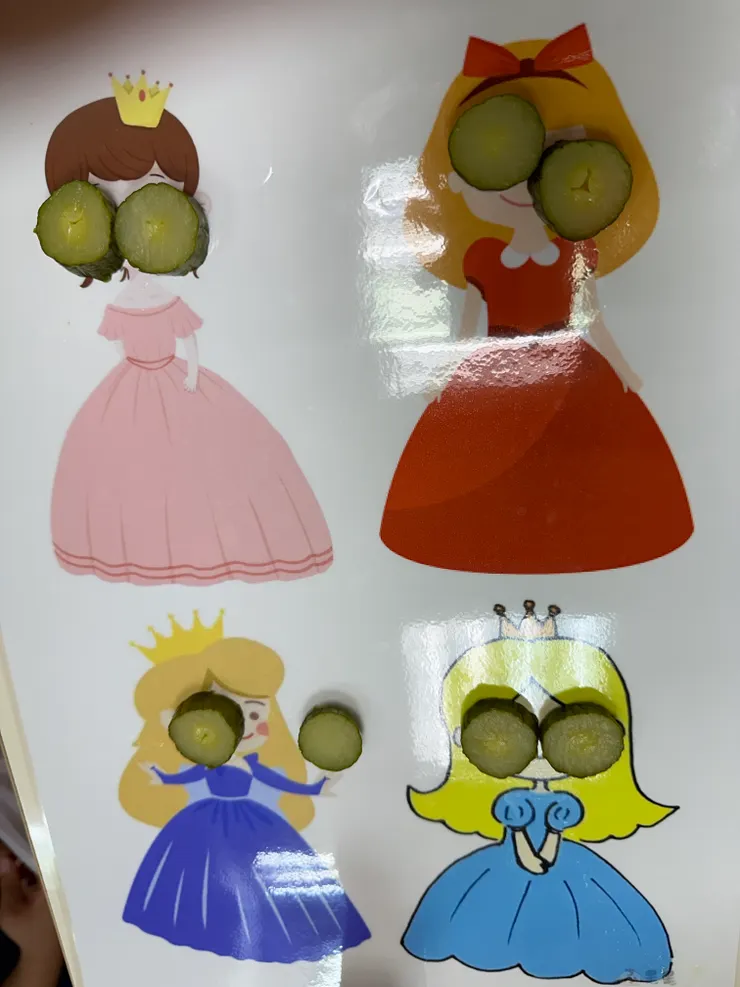 這是一位我的個案，四歲伴隨有輕度自閉症的小妮，在某一次餵食治療課程中，我們把小黃瓜片當面膜敷在她最愛的公主圖像臉上，隨後她聞了一下小黃瓜，就吃了一小口，人生第一口小黃瓜。