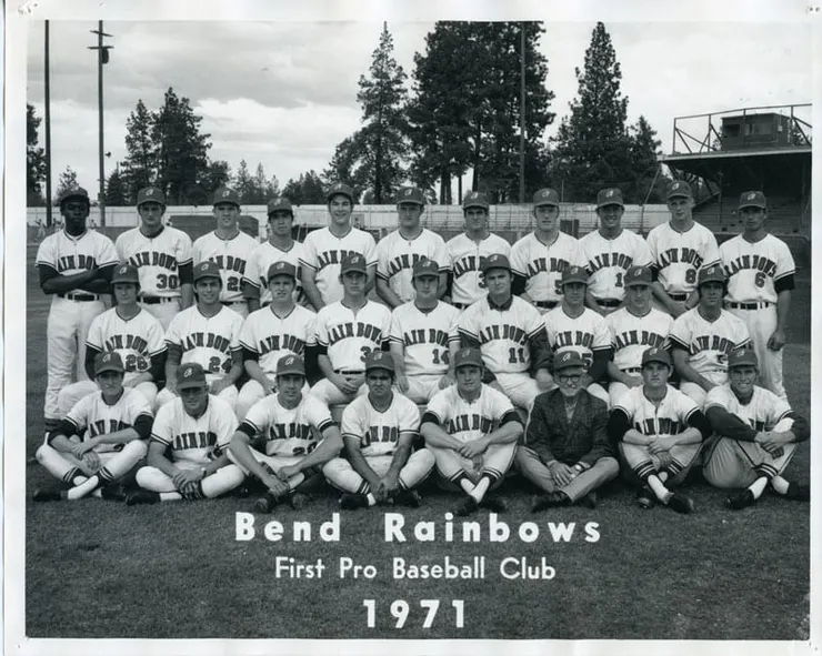 Photo：彩虹隊團照，寇特位在第一排右二