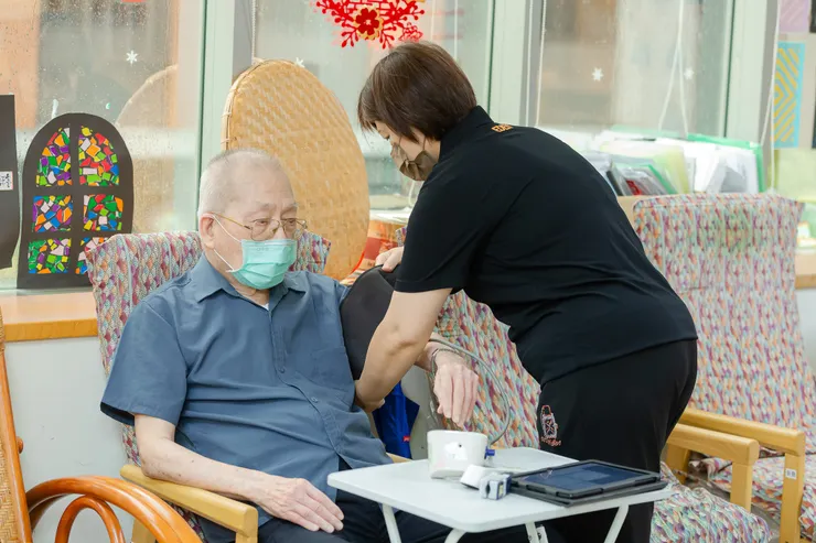 長輩接受專業團隊的照顧，減低家庭照顧的負荷。