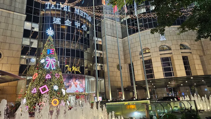 這是遠企中心廣場的聖誕樹!