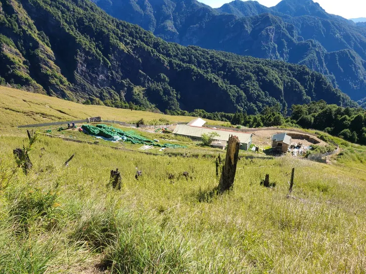 行走腰繞路，可見右下方整建之山莊