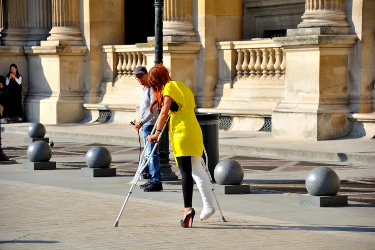 【收藏龐大時不我予且觀眾生百態 館前廳倒金字塔下徘徊頗不甘心─摔斷腿骨也要來羅浮宮】