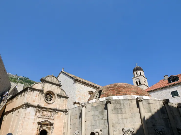 奧諾佛里奧水池及方濟會修道院。購票後可由左方階梯登上城牆參觀。