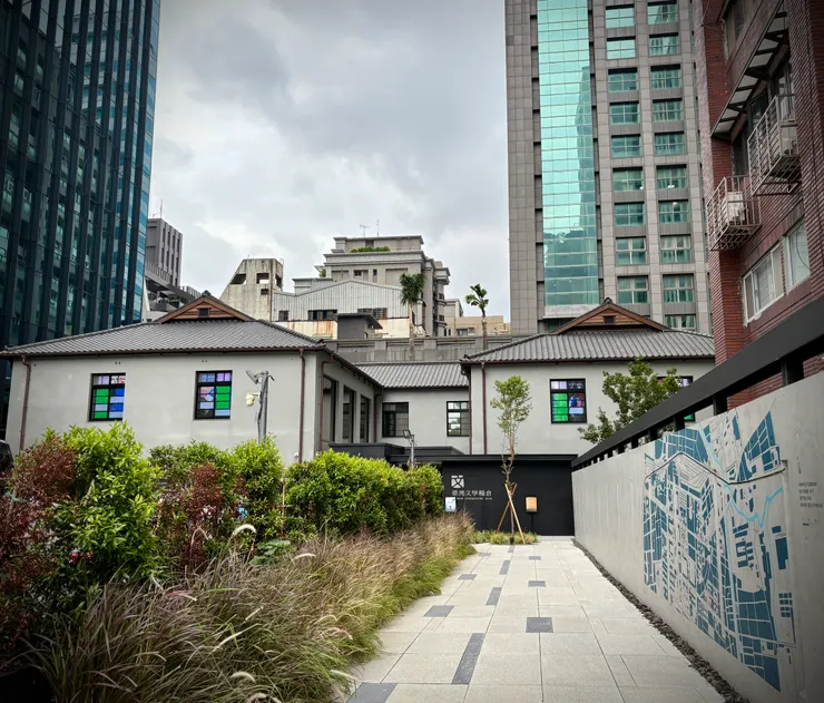 文學糧倉的大門位置在街邊退縮進去約30m處,特別有種寧靜感