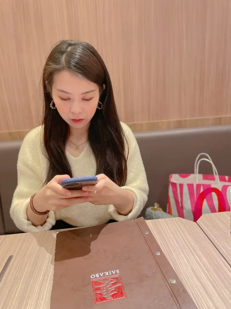 一入座怪獸爸就神不知鬼不覺的偷拍照