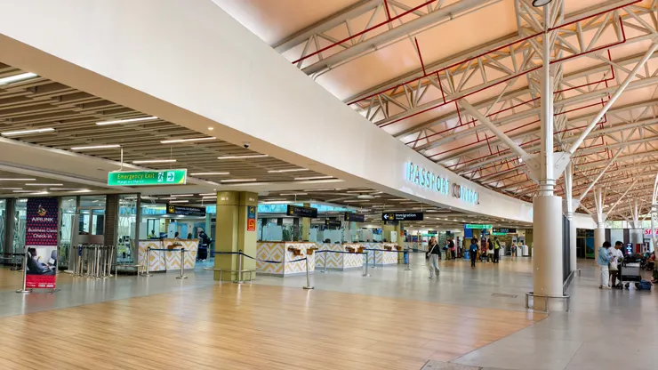 奈洛比機場國際線出境大廳及移民局。移民局官員和氣地問我喜不喜歡肯亞。