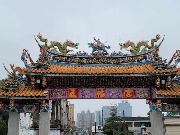 莊嚴牌樓（圖片截圖於網路）