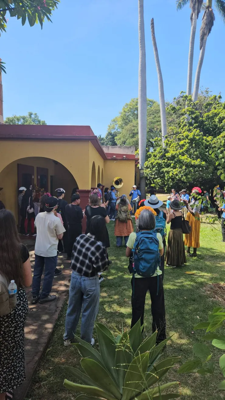 校園內、祭壇前吹奏一陣子