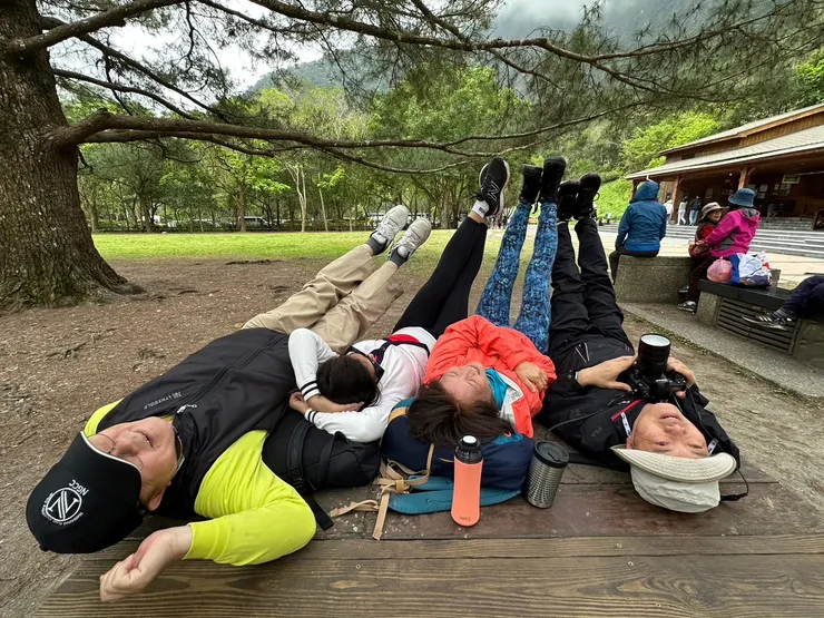 【爾祥、明珠說躺這裡仰看松樹枝葉感覺極好,不知怎麼比起腿力。佳源攝!】