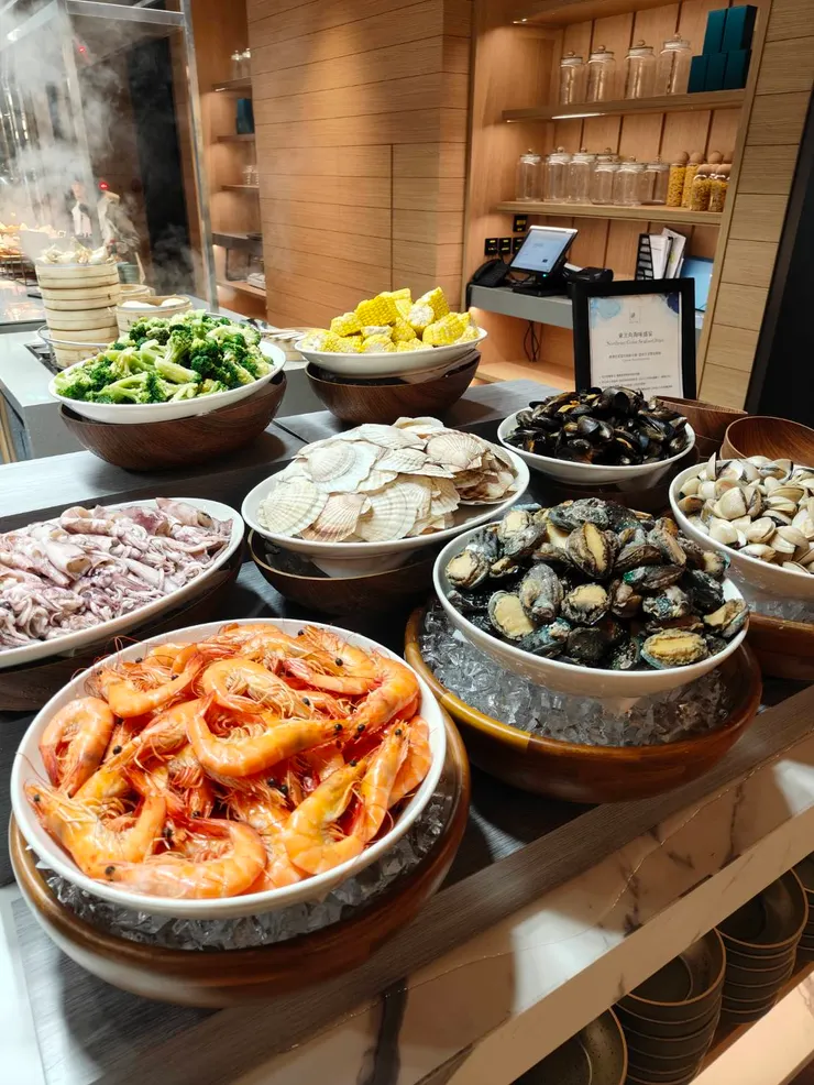 這個海味區超受歡迎的，可惜太早我真的吃不下這麼多海鮮