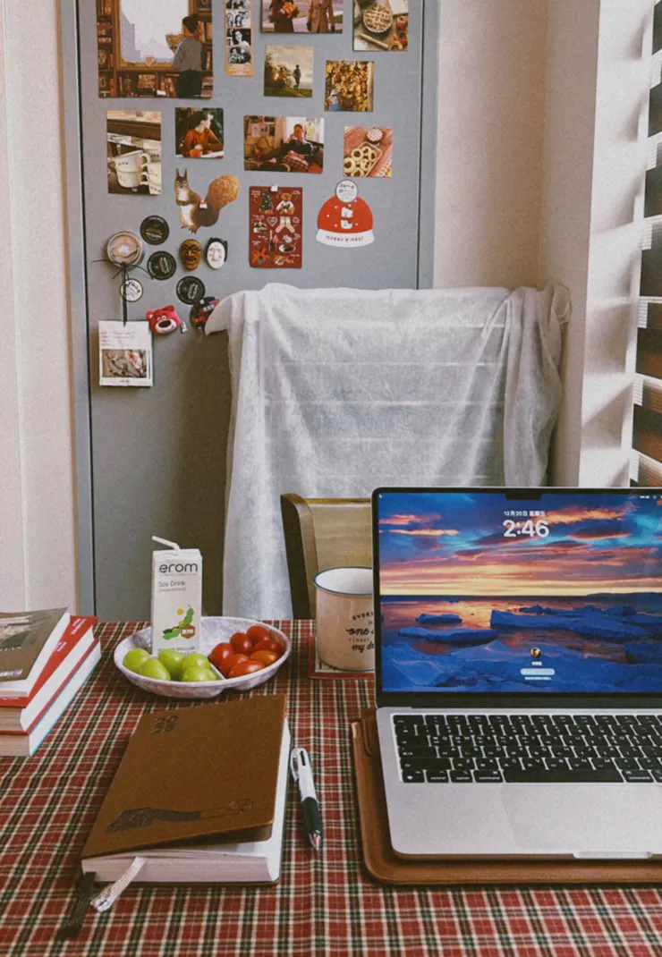 家裡採購了新的餐桌，有時被我當作轉換心情做事的地方