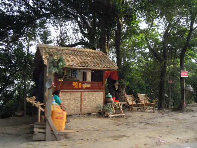 烏本橋入口兩排都是這樣的店家，越靠近越熱鬧