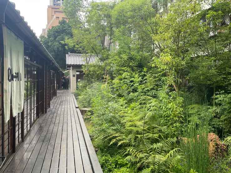 次森林，以台灣中低海拔樹種(樟樹、台灣肖楠等)與苔蘚種植出一片淺山森林。