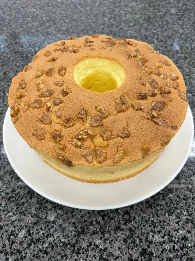 核桃法式海綿蛋糕，很像古早味蛋糕的口感，蓬鬆、蛋奶香味重，家人覺得不錯!