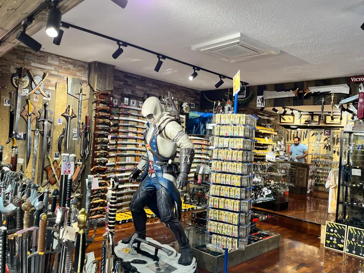 托雷多以製造兵器聞名， 因而洐生成現今的兵器紀念品店。