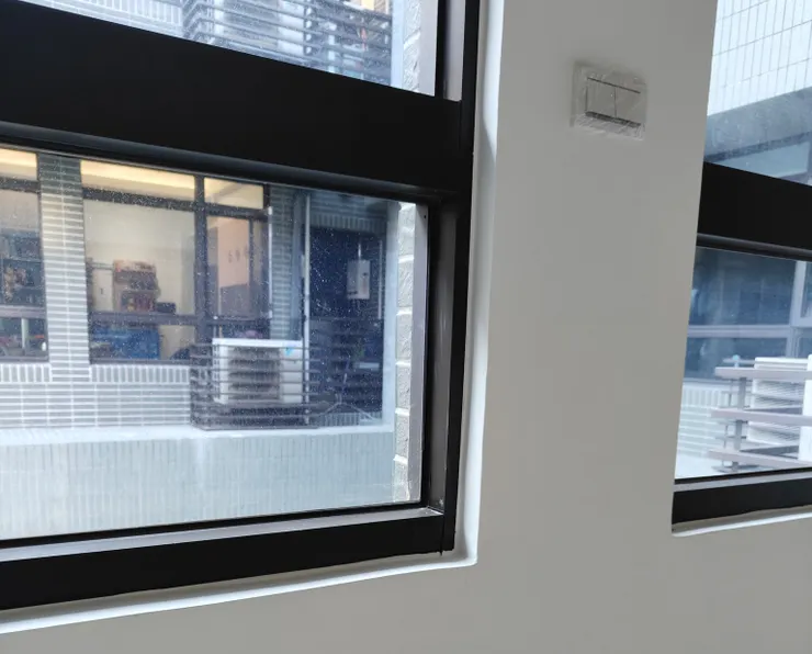 周圍住戶誰坐著、躺著,甚至裸著上身走來走去都看的到!